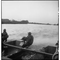 Des propulsistes du génie manoeuvrent des bateaux d'assaut M2 sur le Rhin à Kehl. Les embarcations arrimées entre elles forment une portière pour le transport de véhicules.
