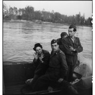 Des personnels de la 1re armée franchissent le Rhin à bord d'un bateau d'assaut M2.