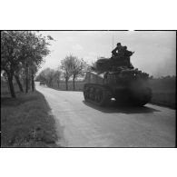 Des chars Sherman M4 de la 5e division blindée (DB) progressent sur une route aux alentours de Vaihingen.