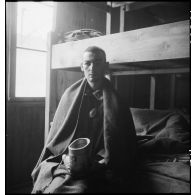 Portrait d'un déporté dans un baraquement du camp de Vaihingen récemment libéré.