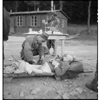 Du personnel médical fait des injections d'huile camphrée aux déportés malades du camp de Vaihingen récemment libéré. <br>