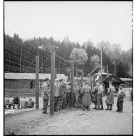 Des soldats français discutent avec des déportés du camp de Vaihingen récemment libéré.