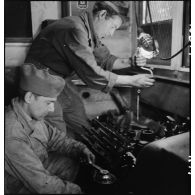 Maintenance sur un moteur dans un atelier du 3e escadron du 11e groupe d'escadrons de réparation divisionnaire (11e GERD).