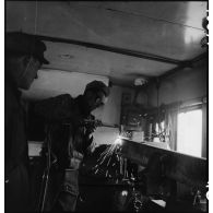 Soudure d'une pièce dans un camion atelier du 3e escadron du 11e groupe d'escadrons de réparation divisionnaire (11e GERD).