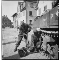Intervention sur les galets d'une chenille d'un char Sherman M4 par des soldats du 11e GERD (11e groupe d'escadrons de réparation divisonnaire).