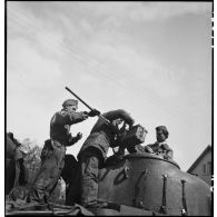 Maintenance sur une mitrailleuse 12,7 mm d'un blindé par des armuriers du 11e GERD (11e groupe d'escadrons de réparation divisonnaire).