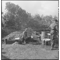 Corvée d'épluchage de pommes de terre dans un camp de prisonniers allemands capturés lors des combats pour la libération de la poche de Lorient et de la capitulation de la garnison allemande.