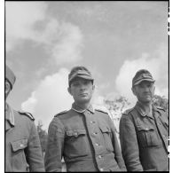 Soldats de la Wehrmacht capturés lors des combats pour la libération de la poche de Lorient et de la capitutation de la garnison allemande.