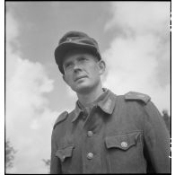 Soldat de la Wehrmacht capturé lors des combats pour la libération de la poche de Lorient et de la capitutation de la garnison allemande.