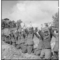 Soldats de la Wehrmacht capturés lors des combats pour la libération de la poche de Lorient et de la capitutation de la garnison allemande.