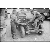 Vérification du circuit électrique d'une jeep par des soldats du 3e escadron du 11e groupe d'escadrons de réparation divisionnaire (11e GERD).