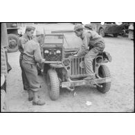 Vérification du circuit électrique d'une jeep par des soldats du 3e escadron du 11e groupe d'escadrons de réparation divisionnaire (11e GERD).