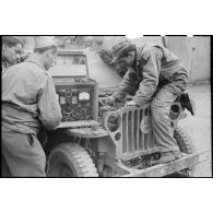 Vérification du circuit électrique d'une jeep et essai d'une dynamo par des soldats du 3e escadron du 11e groupe d'escadrons de réparation divisionnaire (11e GERD).