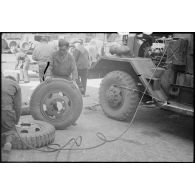 Gonflage de pneus avec un compresseur d'une dépanneuse Ward La France du 3e escadron du 11e groupe d'escadrons de réparation divisionnaire (11e GERD).