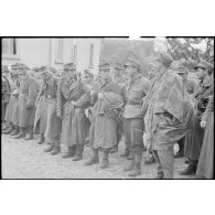 Rassemblement de prisonniers de guerre allemands avant leur évacuation vers l'arrière.