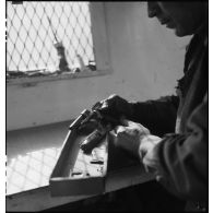 Nettoyage d'un revolver dans un camion atelier du 3e escadron du 11e groupe d'escadrons de réparation divisionnaire (11e GERD).