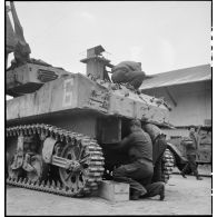 Maintenance sur un canon automoteur de 75 mm Howitzer Motor Carriage M8 baptisé Montbrun par des hommes du 3e escadron du 11e groupe d'escadrons de réparation divisionnaire (11e GERD).
