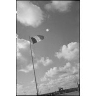 Le drapeau tricolore hissé sur la base de sous-marins de Lorient à la pointe de Kéroman.