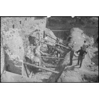 Des prisonniers allemands exhument d'une des fosses certains des corps de 69 résistants fusillés par les Allemands avant l'été 1944 à la citadelle de Port-Louis.