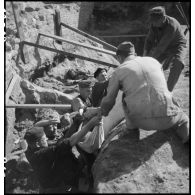 Des prisonniers allemands exhument de l'une des fosses le corps d'un des 69 résistants fusillés par les Allemands avant l'été 1944 à la citadelle de Port-Louis.