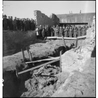 Officiers allemands du secteur de Lorient devant les fosses contenant les corps de 69 résistants fusillés par les Allemands à l'été 1944 à la citadelle de Port-Louis.