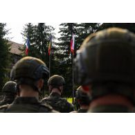 Rassemblement des soldats roumains pour la cérémonie d'ouverture de l'exercice Mountain Spirit 23 à Lunca de Sus, en Roumanie.