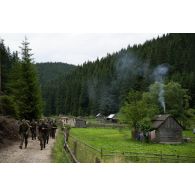 Des soldats polonais effectuent une marche en montagne à Lunca de Sus, en Roumanie.