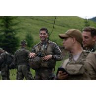 Le lieutenant Bertrand du 35e régiment d'infanterie (RI) profite d'une pause pour plaisanter avec ses hommes lors d'une randonnée en montagne à Lunca de Sus, en Roumanie.