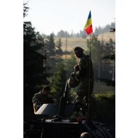 Des soldats roumains se préparent pour un exercice de tir à bord de leur véhicule blindé ABC-79M à Lunca de Sus, en Roumanie.