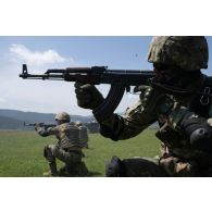 Des soldats roumains tirent au fusil d'assaut AK-47 sur le champ de tir à Lunca de Sus, en Roumanie.
