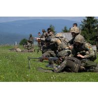 Des soldats roumains tirent au fusil mitrailleur RPK sur le champ de tir à Lunca de Sus, en Roumanie.