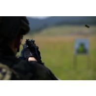 Un soldat du 35e régiment d'infanterie (RI) tire au pistolet Sig-Sauer SP 2022 sur le champ de tir à Lunca de Sus, en Roumanie.