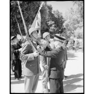 Le général Terrasson pendant la remise des insignes en Afrique du Nord.