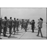 Inspection des parachutistes par le général Erskine en compagnie du colonel Salvan.