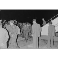 Débarquement des parachutistes du 3e régiment parachutiste d'infanterie de marine (3e RPIMa) devant les journalistes.