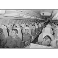 Les soldats se reposent dans le Boeing 707 d'Air France à destination de Beyrouth.