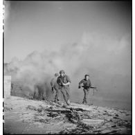 Des membres du groupe des commandos d'Afrique, devenu 5e bataillon de choc, prennent d'assaut une batterie d'artillerie côtière allemande dans le Var (reconstitution).