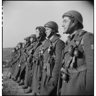 Séance d'ordre serré pour des membres du groupe des commandos d'Afrique, devenu 5e bataillon de choc, lors d'une reconstitution de leurs combats en Provence et dans la région de Belfort.