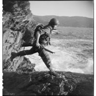 Des membres du groupe des commandos d'Afrique, devenu 5e bataillon de choc, escaladent les falaises du Cap Nègre (reconstitution).