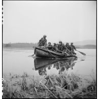 Entraînement des membres du groupe des commandos d'Afrique à la navigation sur rubber boats.