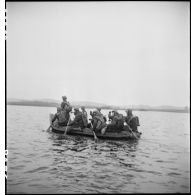 Entraînement des membres du groupe des commandos d'Afrique à la navigation sur rubber boats.
