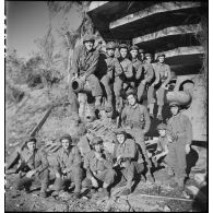 Photographie de groupe des commandos d'Afrique lors du tournage d'une reconstitution des combats menés en Provence et dans la région de Belfort.