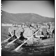 Des membres du groupe de commandos d'Afrique, devenu 5e bataillon de choc, à bord de rubber boats longent les falaises du Cap Nègre (reconstitution).