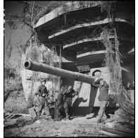 Au fort de Mauvannes, des membres du groupe des commandos d'Afrique, devenu 5e bataillon de choc, font prisonniers des servants de la batterie d'artillerie côtière allemande (reconstitution).