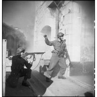 Des membres du groupe de commandos d'Afrique, devenu 5e bataillon de choc, attaquent à la grenade une des entrées du fort du mont Coudon (reconstitution).