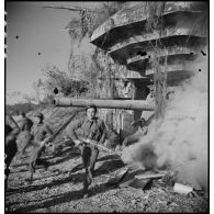 Au fort de Mauvannes, des membres du groupe des commandos d'Afrique, devenu 5e bataillon de choc, prennent d'assaut l'une des casemates abritant un canon d'artillerie côtière allemande (reconstitution).