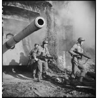Au fort de Mauvannes, des membres du groupe des commandos d'Afrique, devenu 5e bataillon de choc, prennent d'assaut l'une des casemates abritant un canon d'artillerie côtière allemande (reconstitution).