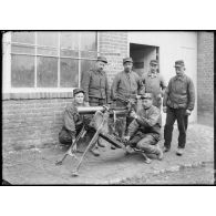 Savy-Berlette (Pas de Calais), mitrailleuse allemande, devant atelier de réparation, servant à nos officiers mitrailleurs. [légende d'origine]
