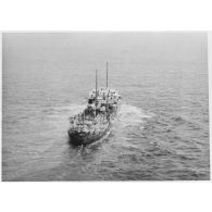 Le cargo pétrolier hollandais Den Haag survolé par un hydravion quelques heures avant d'être coulé par un sous-marin allemand.