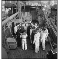 Portrait de groupe de l'état-major et de l'équipage du patrouilleur La Liorentaise, rassemblés sur le pont du navire à quai dans le port.